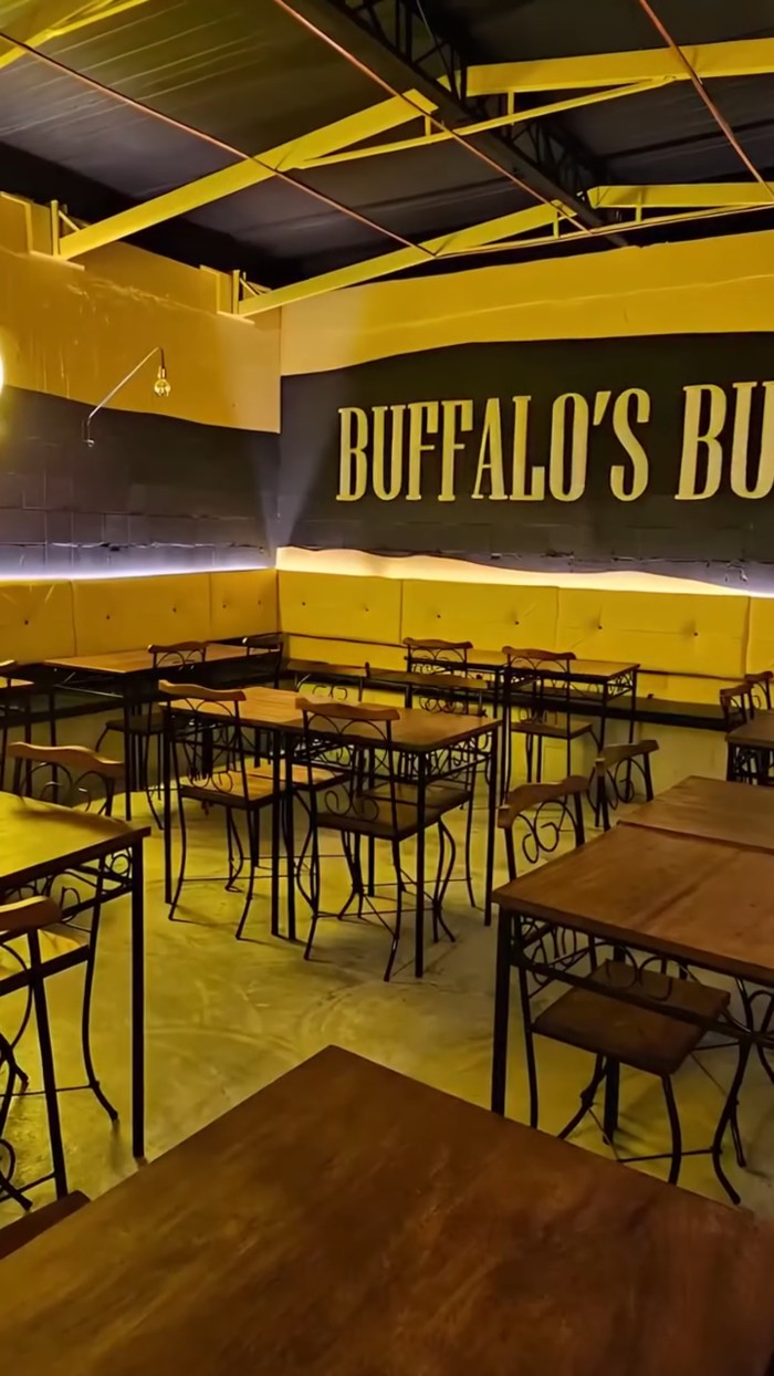 Buffalo's Burgers com mesas Moreira Artes