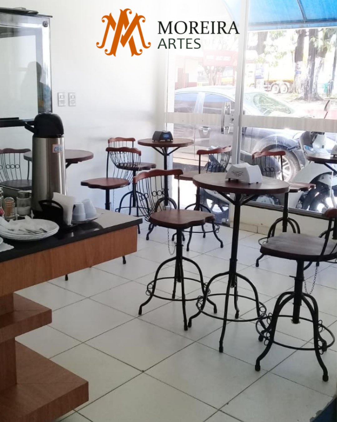 Bistrô e banquetas em operação